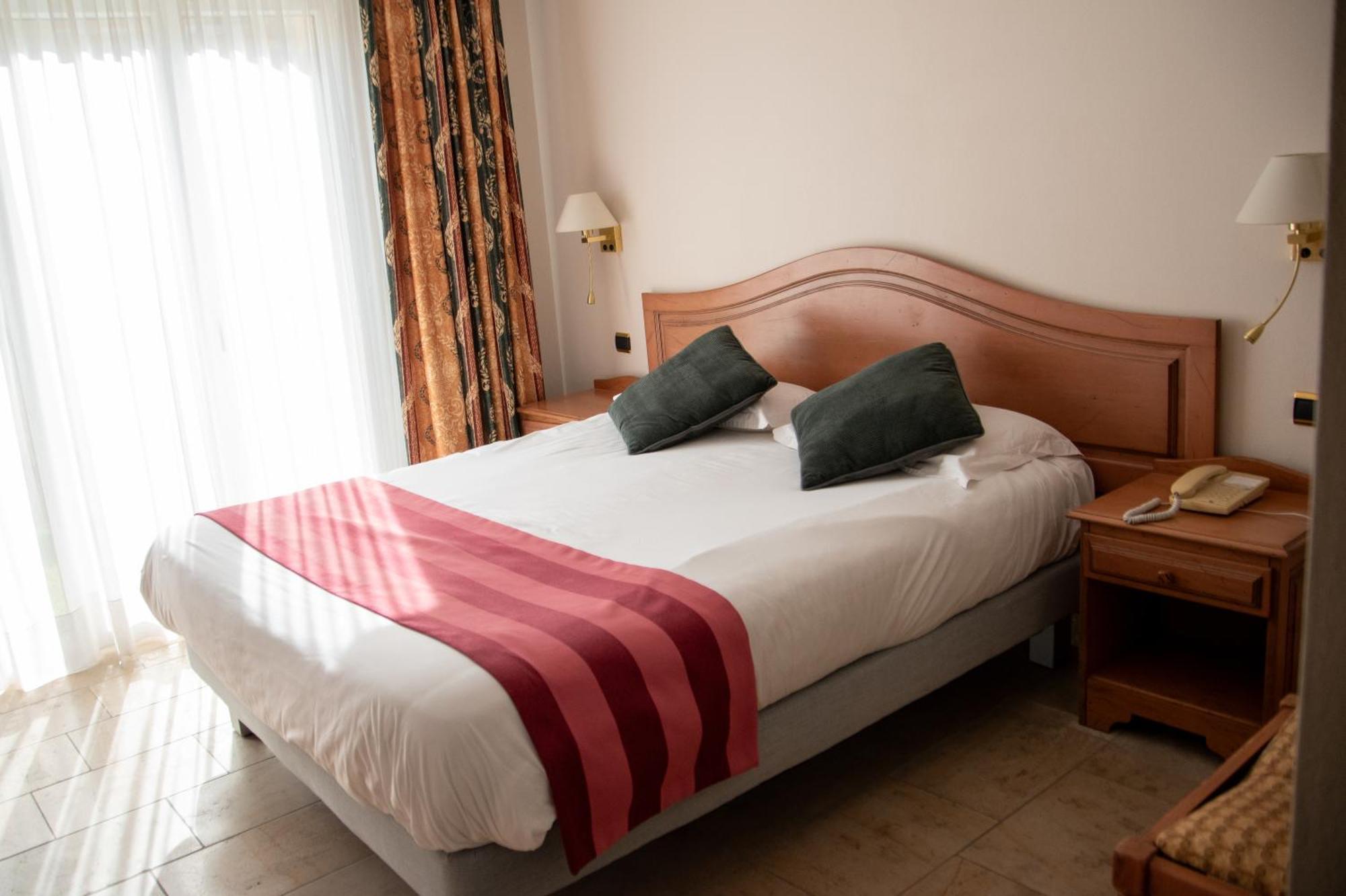 Logis Le Saint Nicolas Bar-sur-Aube Buitenkant foto